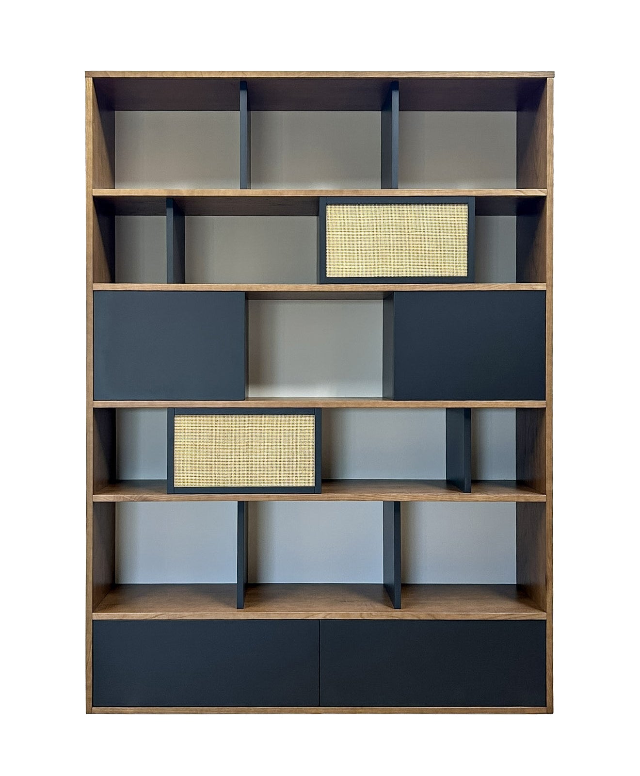 Bibliothèque châtaignier teinté noyer, laque et cannage