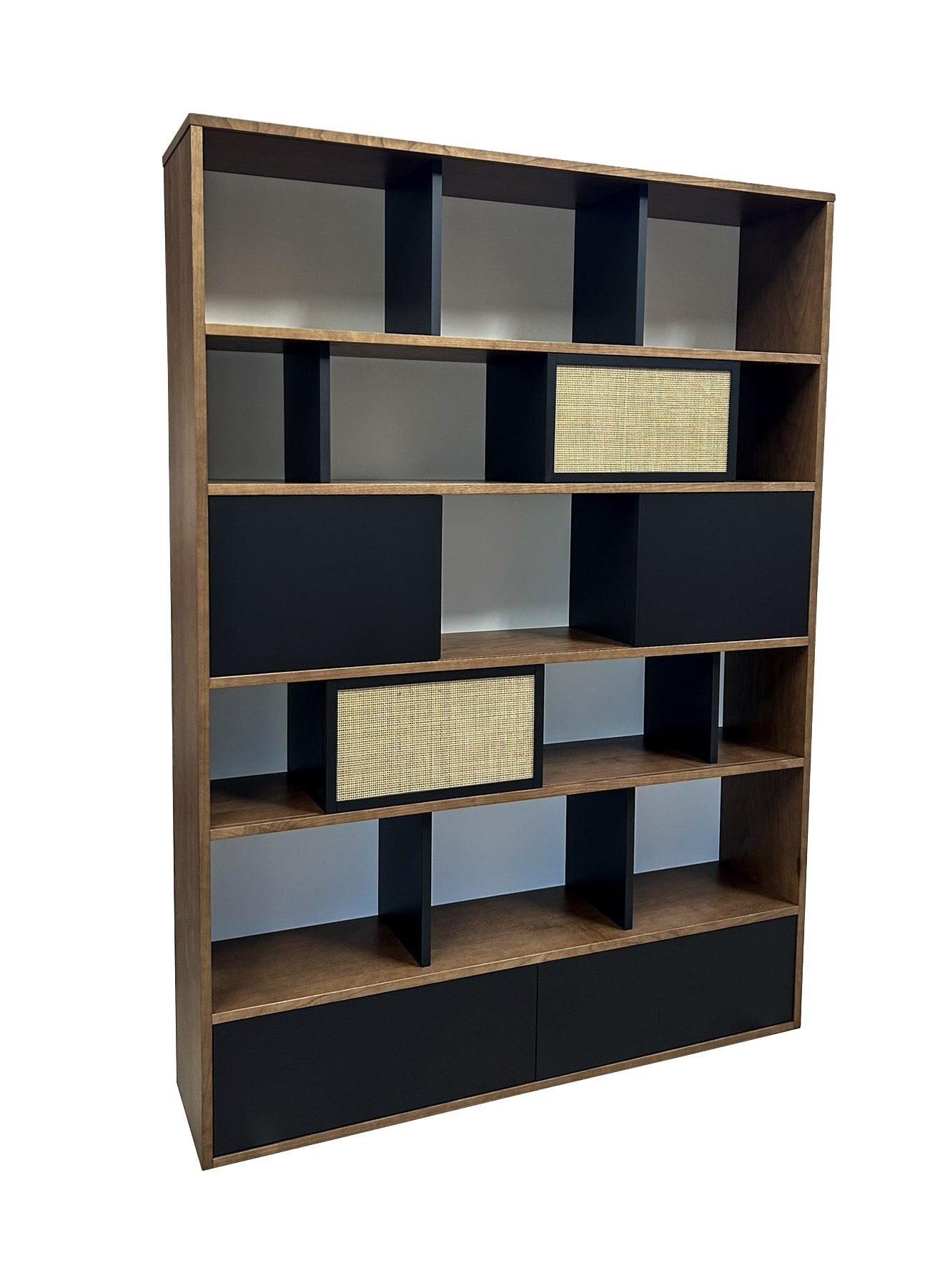 Bibliothèque châtaignier teinté noyer, laque et cannage